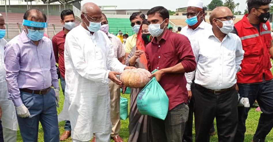 নেত্রকোনায় প্রধানমন্ত্রীর উপহার সামগ্রী বিতরণ