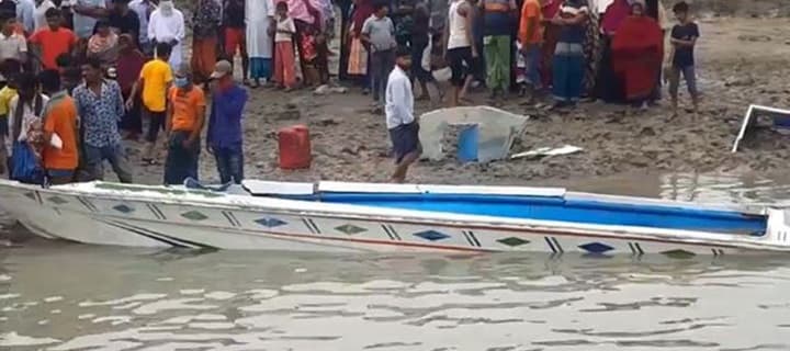 নৌ-পুলিশকে টাকা দিয়ে চলে স্পিডবোট