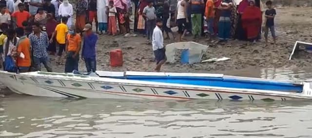 নৌ-পুলিশকে টাকা দিয়ে চলে স্পিডবোট