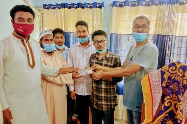 বিকাশে ভুলে আসা ৫০ হাজার টাকা ফেরত দিয়ে সততার দৃষ্টান্ত