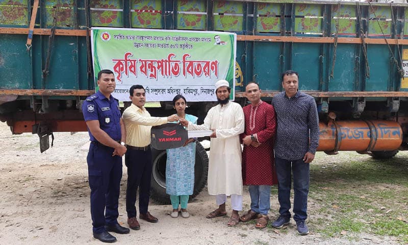 হিলিতে  কৃষি যন্ত্রপাতি বিতরণ