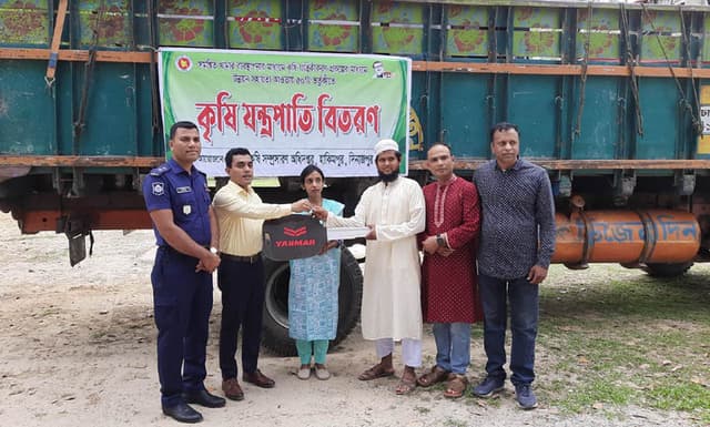 হিলিতে  কৃষি যন্ত্রপাতি বিতরণ