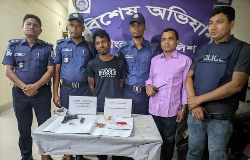 হাতীবান্ধায় বিদেশি পিস্তল ও ইয়াবা সহ যুবক আটক