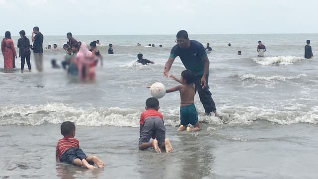 কুয়াকাটায় সমুদ্রের ঢেউয়ের সঙ্গে উল্লাসে মেতেছেন পর্যটকরা, ভিড়