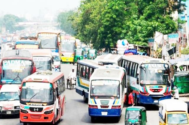 গণপরিবহন চলাচলে প্রথম দিনই তীব্র যানজট