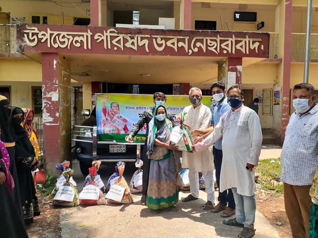 নেছারাবাদে ৩৩৩-এ কল দিয়ে খাবার পেল অসহায় পরিবার