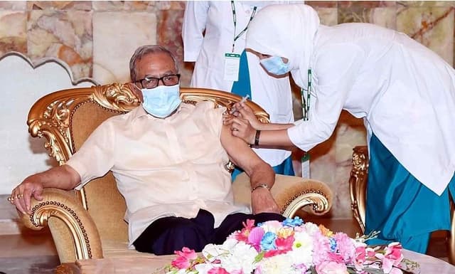 করোনার দ্বিতীয় ডোজ টিকা নিলেন রাষ্ট্রপতি আব্দুল হামিদ