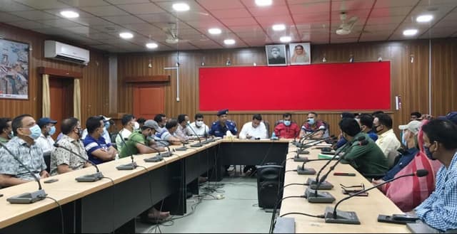 দৌলতদিয়া ঘাটে ট্রাক পারাপারে অতিরিক্ত টাকা নেয়ার অভিযোগ