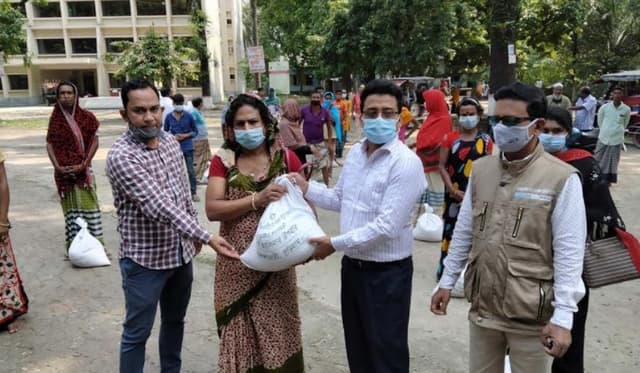 ভূরুঙ্গামারীতে ট্রান্সজেন্ডারদের খাদ্য সহায়তা প্রদান
