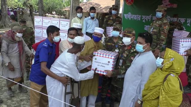 পটুয়াখালীতে হতদরিদ্রদের মাঝে সেনাবাহিনীর ঈদ সামগ্রী বিতরণ