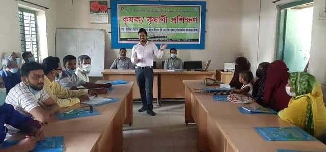 লালপুরে প্রযুক্তি হস্তান্তরে কৃষক প্রশিক্ষণ