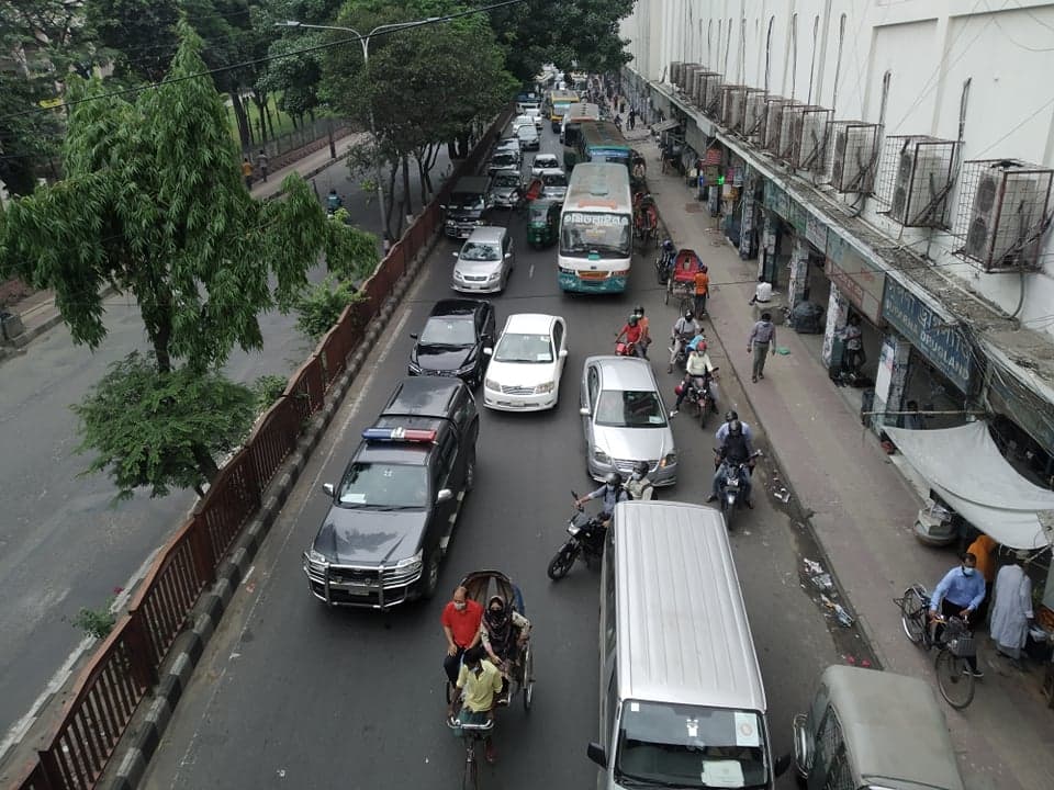 চলছে  গাড়ি