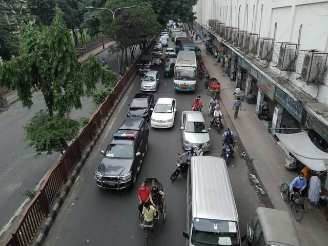 চলছে  গাড়ি