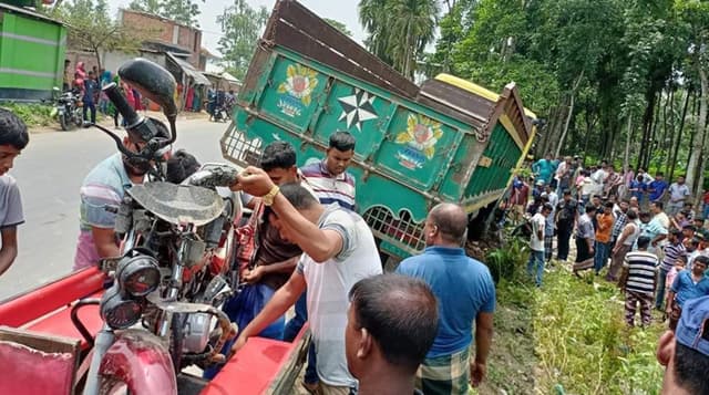 পাঁচবিবিতে ট্রাক-অটোরিকশা-মটরসাইকেলের ত্রিমুখী সংঘর্ষ