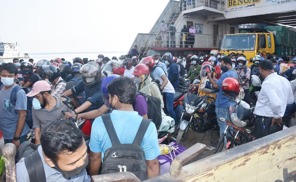 দৌলতদিয়া ফেরিঘাট লোকারণ্য, নির্বাসনে স্বাস্থ্যবিধি!