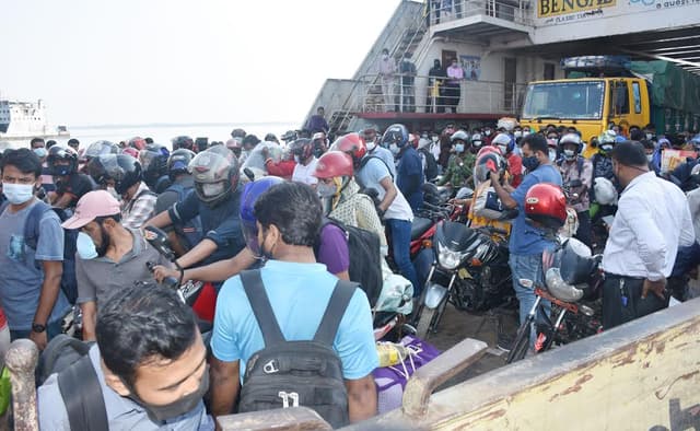 দৌলতদিয়া ফেরিঘাট লোকারণ্য, নির্বাসনে স্বাস্থ্যবিধি!