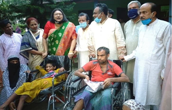 নেত্রকোনায় দুই প্রতিবন্ধীকে হুইল চেয়ার প্রদান