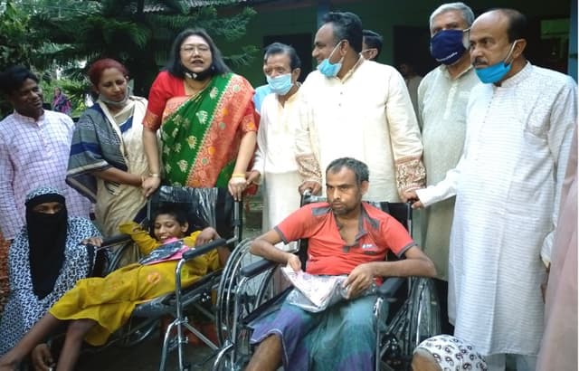 নেত্রকোনায় দুই প্রতিবন্ধীকে হুইল চেয়ার প্রদান