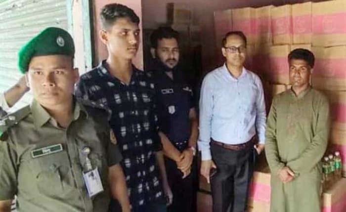 এক ব্যবসায়ীর গুদামে ৫৭ হাজার লিটার সয়াবিন তেল!
