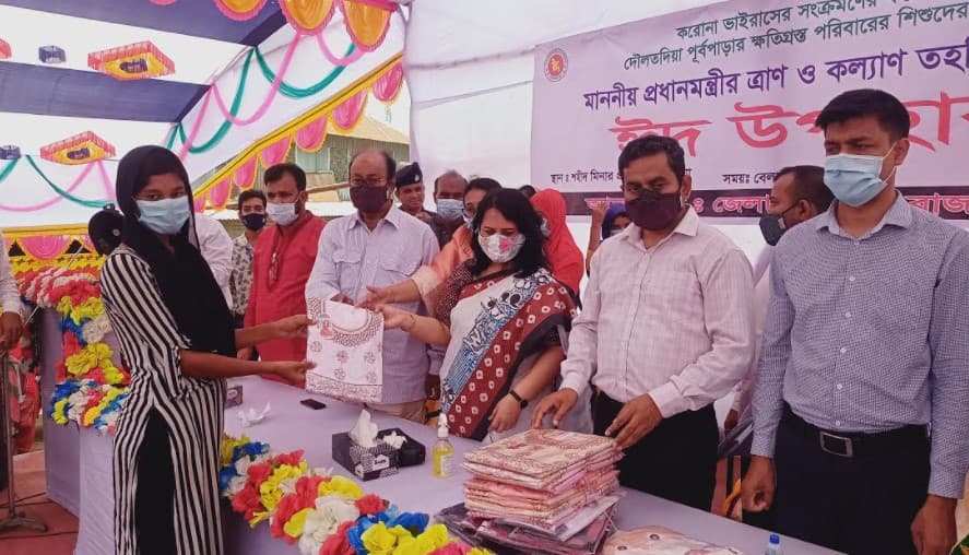 সুবিধাবঞ্চিত যৌনপল্লীর ৬৫২ শিশু কে প্রধানমন্ত্রীর ঈদ উপহার