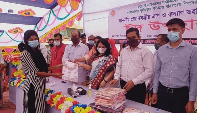 সুবিধাবঞ্চিত যৌনপল্লীর ৬৫২ শিশু কে প্রধানমন্ত্রীর ঈদ উপহার