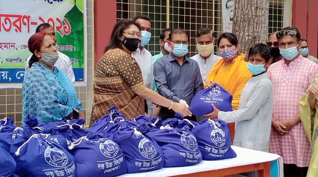 নেত্রকোনায় দরিদ্র ছাত্র-ছাত্রীদের ঈদ উপহার বিতরণ