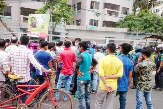 ছুটি বাড়াতে রাস্তায় গার্মেন্টস শ্রমিকরা