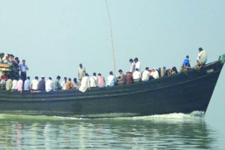 জীবনের ঝুঁকি নিয়ে মাছ ধরা ট্রলারে যাত্রীরা!