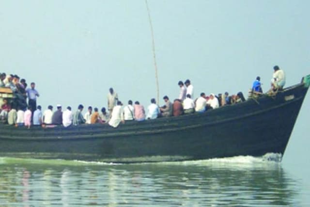 জীবনের ঝুঁকি নিয়ে মাছ ধরা ট্রলারে যাত্রীরা!