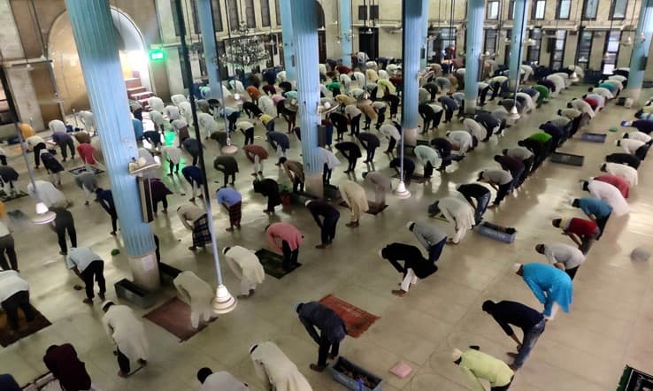 পবিত্র লাইলাতুল কদর পালন করছে মুসলিম সম্প্রদায়