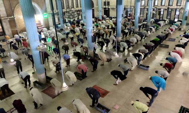 পবিত্র লাইলাতুল কদর পালন করছে মুসলিম সম্প্রদায়