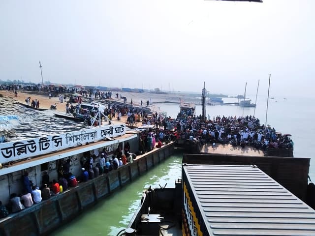 শিমুলিয়ায়  ফেরি চলছে,পাটুরিয়ায় বন্ধ