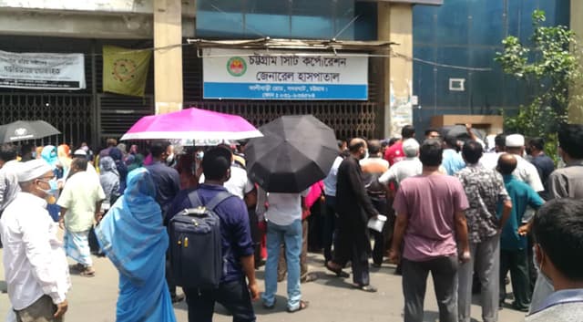 মজুদ শেষ, টিকা গ্রহীতাদের ভিড় হাসপাতালে