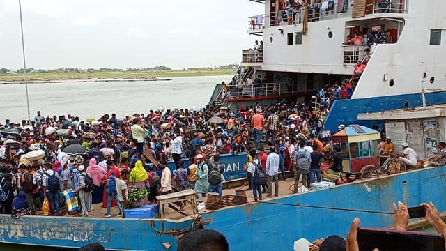 বিজিবি মোতায়েনের পরও ফেরীঘাটে বাড়িফেরা মানুষের ঢল