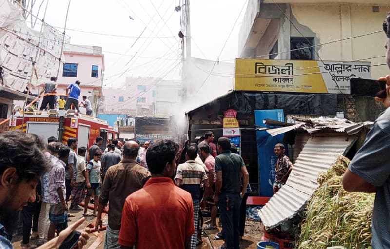 কালীগঞ্জে ইলেকট্রনিক্স দোকানে অগ্নিকান্ড,  প্রায় ২ কোটি টাকার ক্ষতি