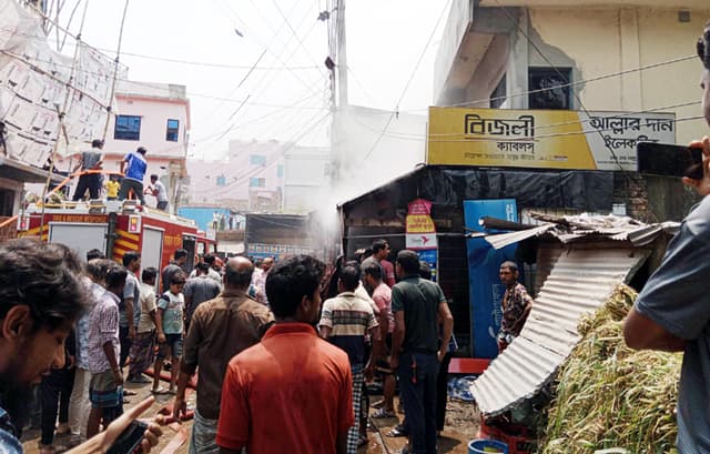 কালীগঞ্জে ইলেকট্রনিক্স দোকানে অগ্নিকান্ড,  প্রায় ২ কোটি টাকার ক্ষতি