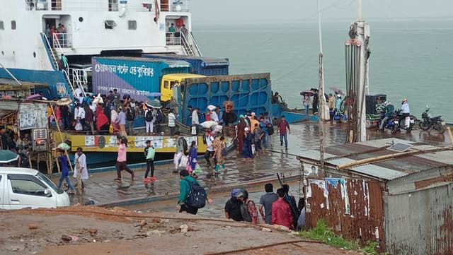 যাত্রী ও যানবাহনের চাপ কমেছে দৌলতদিয়া ঘাটে