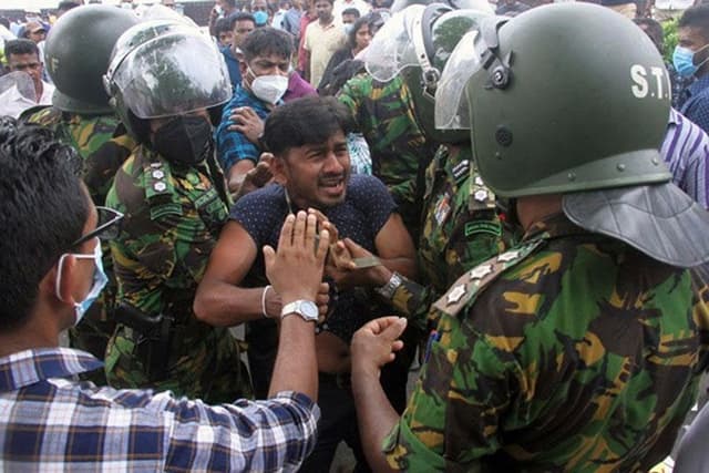 শ্রীলঙ্কায় সেনা ও পুলিশের হাতে ক্ষমতা !