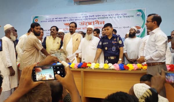 মির্জাগঞ্জে কৃষকদের মাঝে  বীজ ও সার বিতরণ