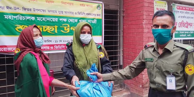 নওগাঁয় আনসার ভিডিপি সদস্যদের খাদ্য সামগ্রী বিতরণ