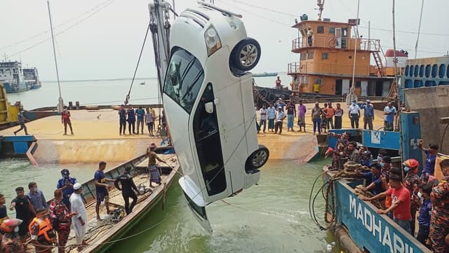 উদ্ধার হয়েছে মাইক্রোবাস, চালক নিখোঁজ