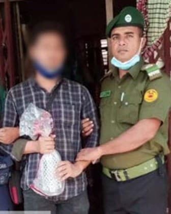 বরিশাল এয়ারপোর্টে বিদেশী মদসহ প্রকৌশলী আটক