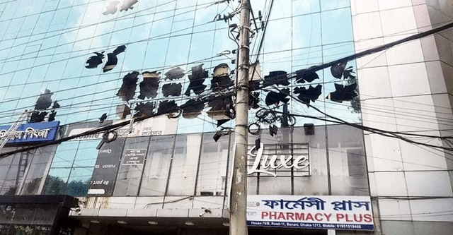 রাজধানীতে আগুন : পাশের ভবনের ছাদে লাফিয়ে বাঁচলেন ১০০ জন