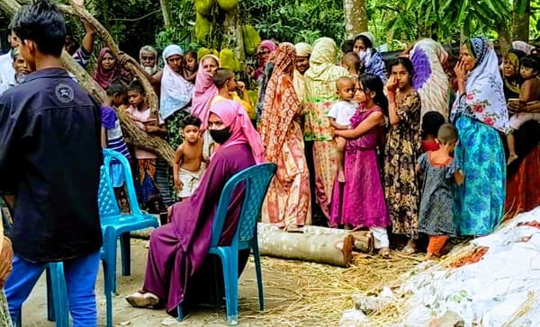 প্রবাসী স্বামীকে ডিভোর্স দিয়ে বিয়ের দাবিতে প্রেমিকের বাড়িতে অনশন তরুণীর