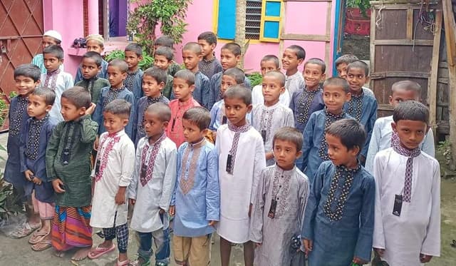 এতিম অসহায়ের মুখে হাসি ফোটালো বোয়ালিয়া ফাউন্ডেশন