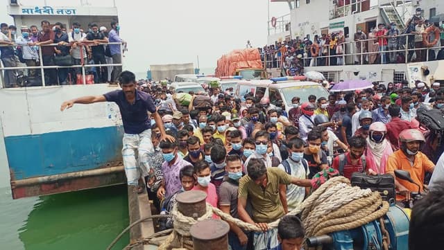তিল ঠাই নাই দৌলতদিয়া-পাটুরিয়া ঘাটে!  চলছে ১৬ ফেরি......
