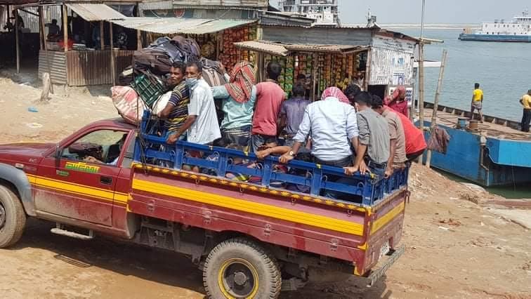 ঝুকি নিয়ে পণ্যবাহী ট্রাকে বাড়ির পথে