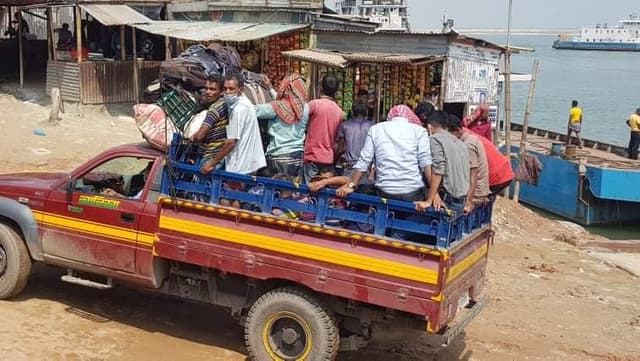 ঝুকি নিয়ে পণ্যবাহী ট্রাকে বাড়ির পথে