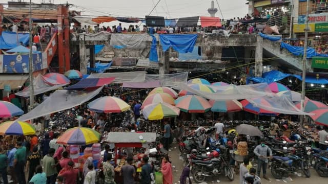 উপচে পড়া ভিড়, আরও ক্রেতা চান দোকানীরা !