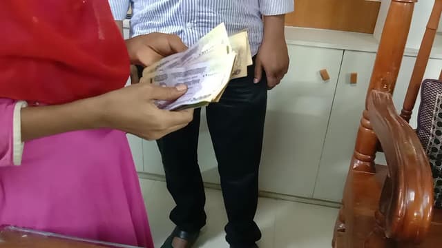 শিকল বন্ধী মাকে নিয়ে দুর্ভোগে থাকা শিশু রুবিনাকে অর্থ